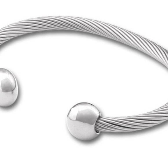 Elegant Silver Cable Bracelet - Picture 4 of 5